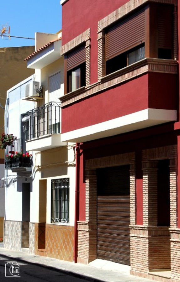 Reforma de fachada rústica entre medianeras