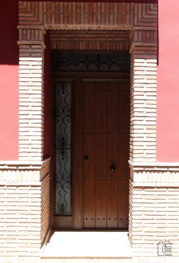 Reforma de fachada rústica entre medianeras