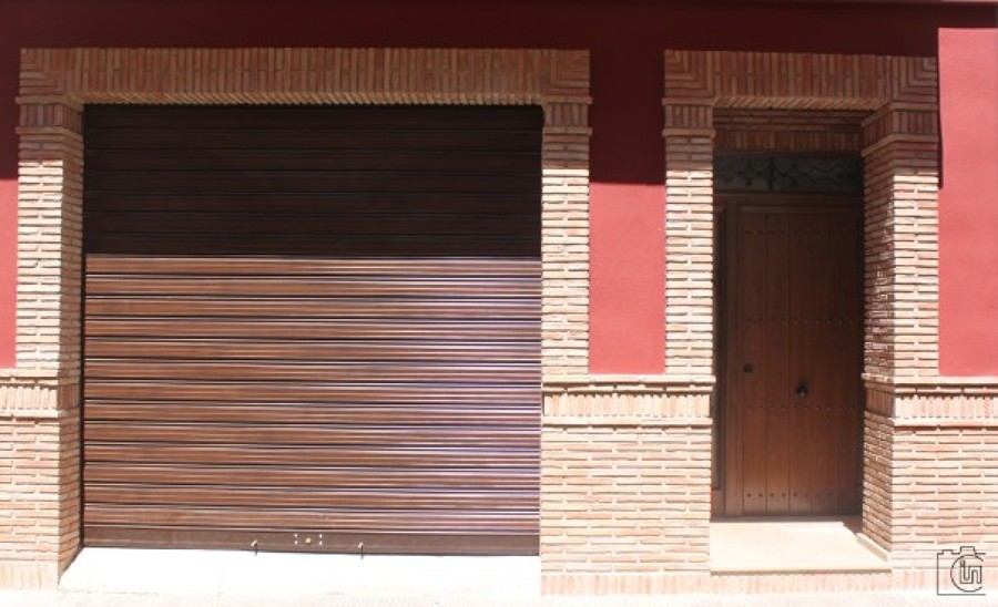 Reforma de fachada rústica entre medianeras