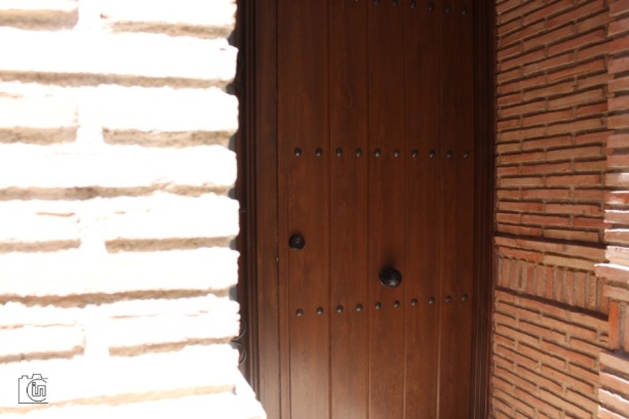 Reforma de fachada rústica entre medianeras