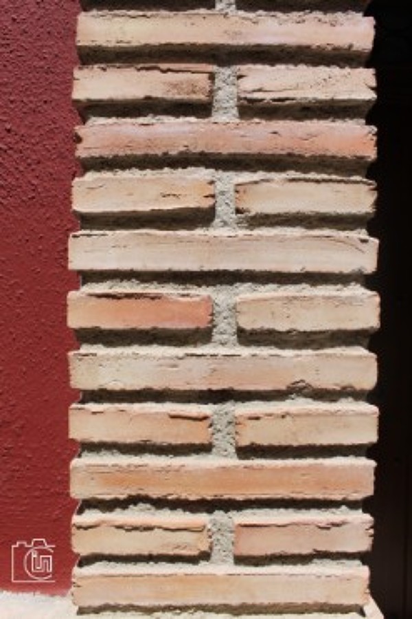 Reforma de fachada rústica entre medianeras