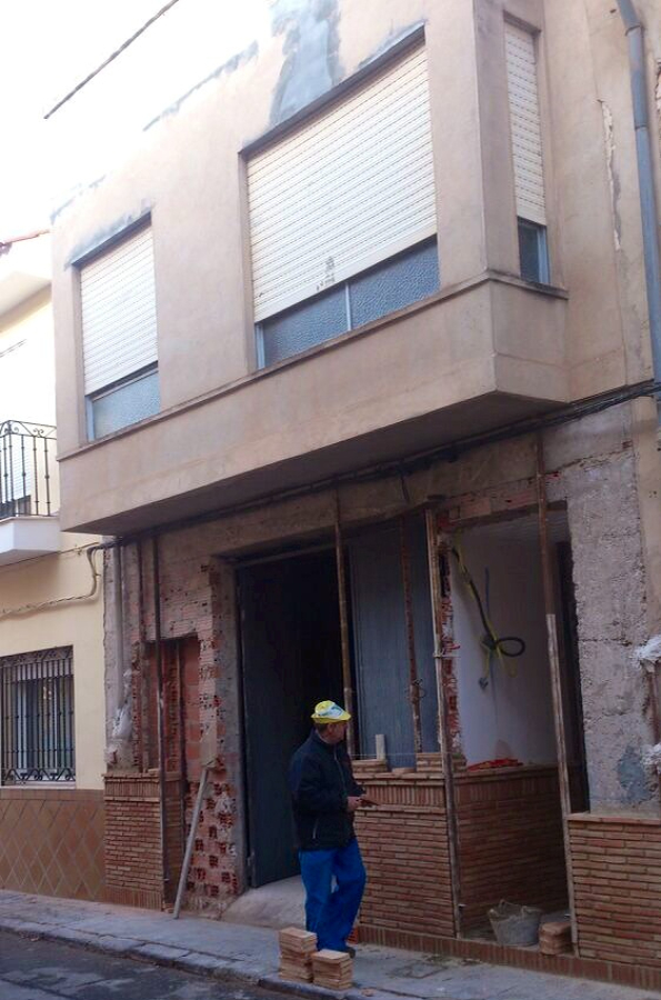 Reforma de fachada rústica entre medianeras