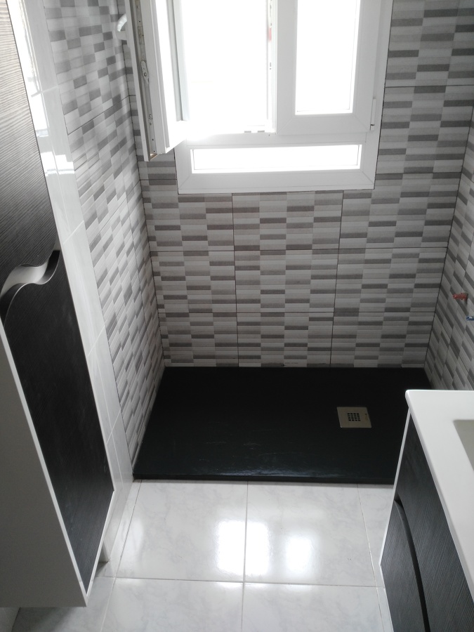 Reforma de interior de plato de ducha unicamente + suministro decel nuevo mobiliario.