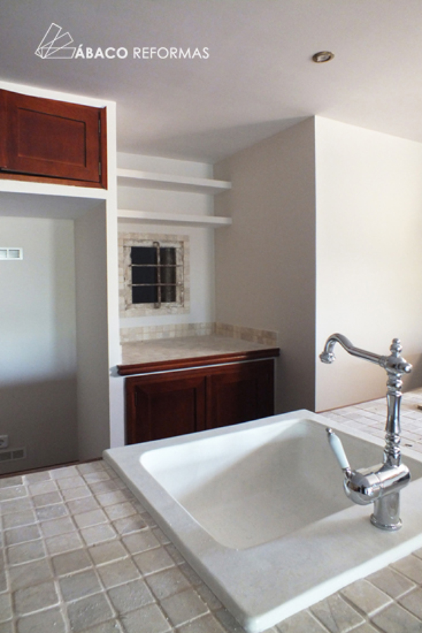 Reforma de salón con cocina rústica integrada