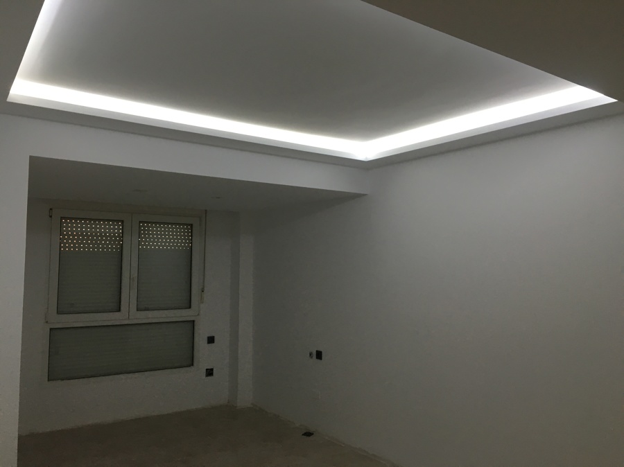 Reforma de vivienda techo foseado con luz indirecta