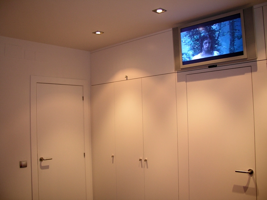 Reforma dormitorio en Barcelona: armarios lacados