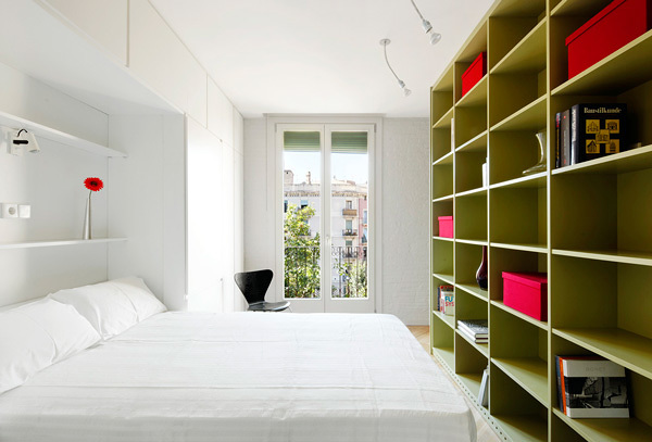 dormitorio con estantería