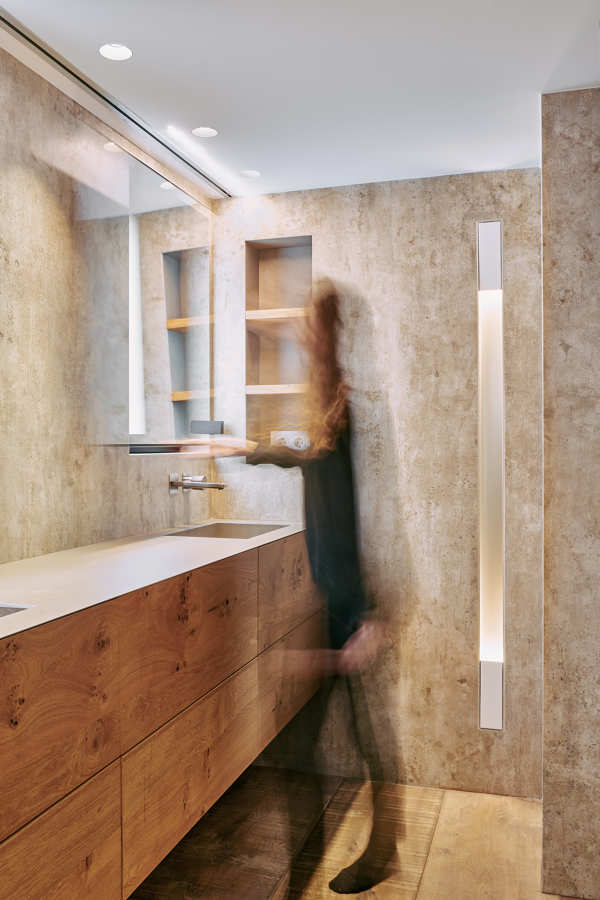 Reforma integral baño con espejos móviles