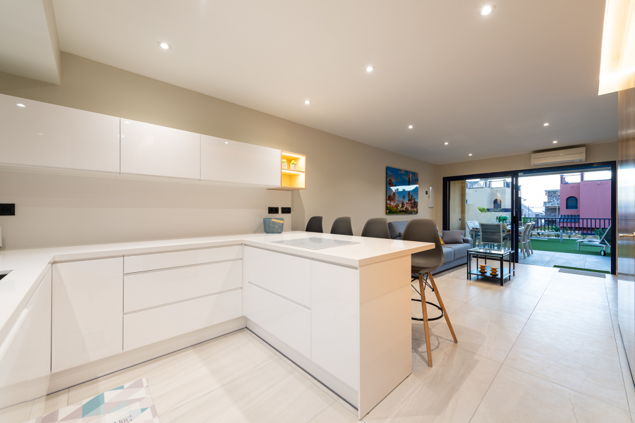 Reforma integral de dúplex y diseño de mobiliario en Meloneras