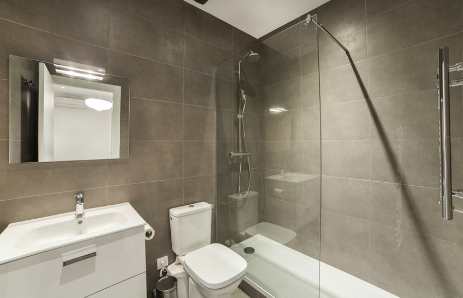 Reforma integral de vivienda. Detalle de baño