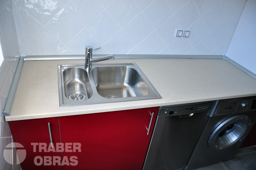 Reforma integral de vivienda por Traber Obras - mobiliario de cocina.