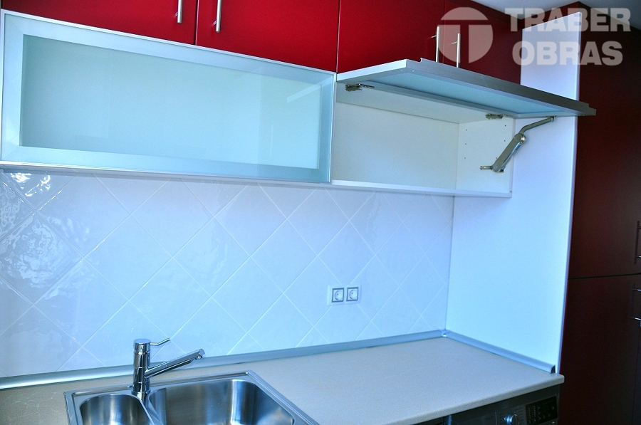 Reforma integral de vivienda por Traber Obras - mobiliario de cocina.