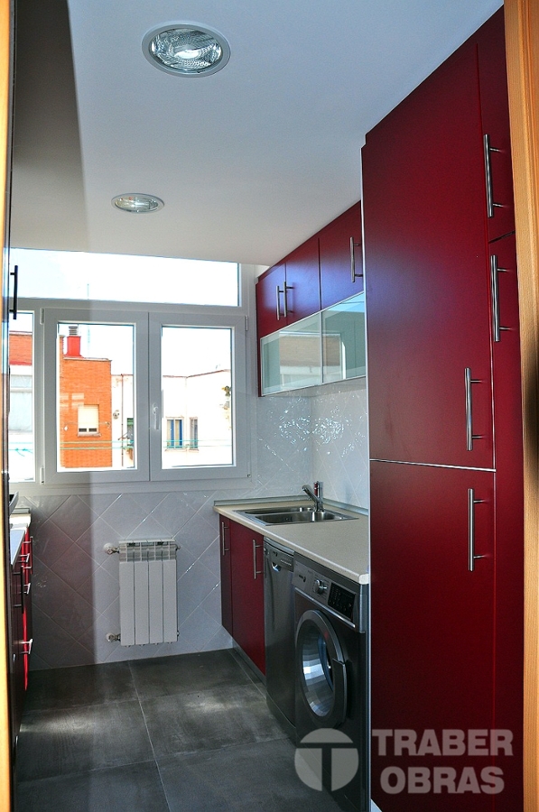 Reforma integral de vivienda por Traber Obras - mobiliario de cocina.