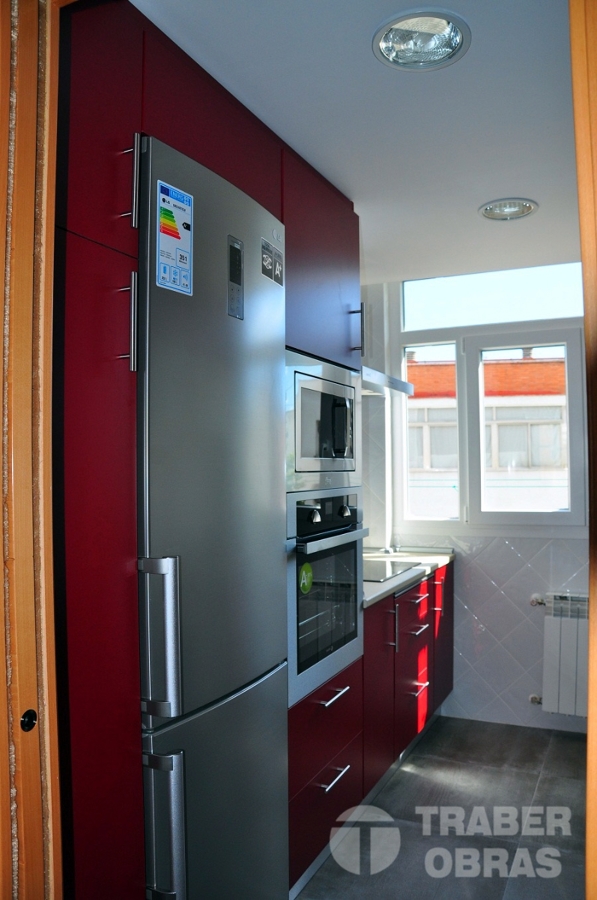 Reforma integral de vivienda por Traber Obras - mobiliario de cocina.