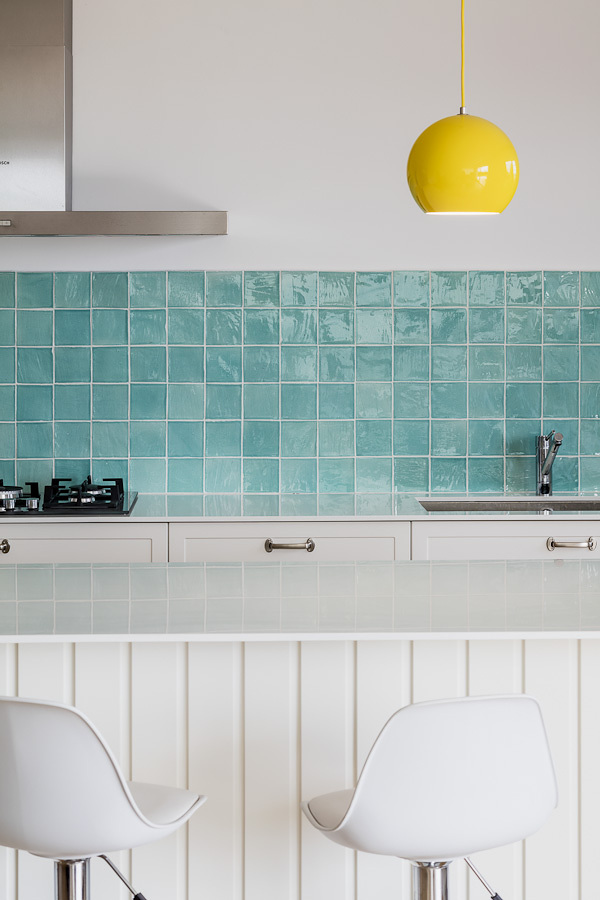 detalle de una cocina con baldosas azules