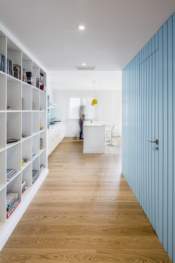 estantería blanca con pared de madera en azul