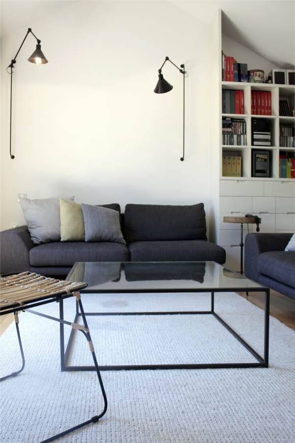 Salón con estantería de esquina