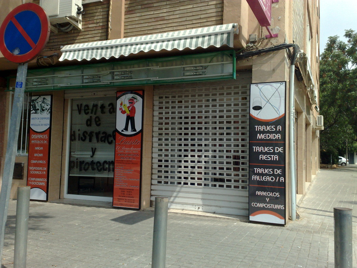 REFORMA Y APERTURA TIENDA DE DISFRACES Y PIROTECNIA