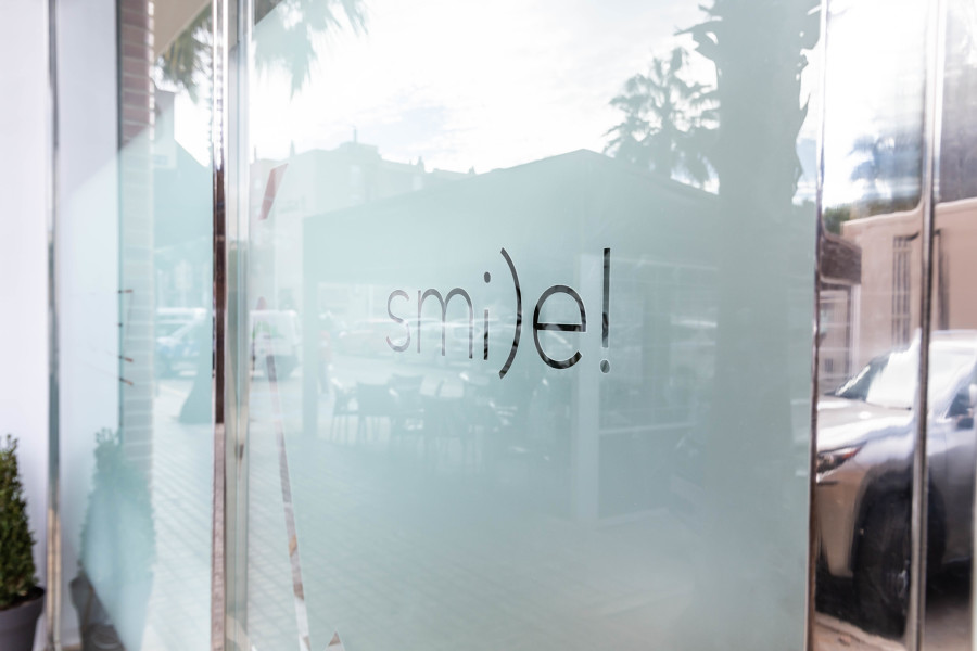 DETALLE FACHADA CLINICA DENTAL