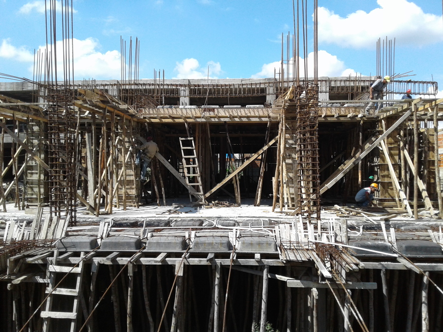 refuerzo metalico con armado de encofrado de madera en losas y elementos estructurales