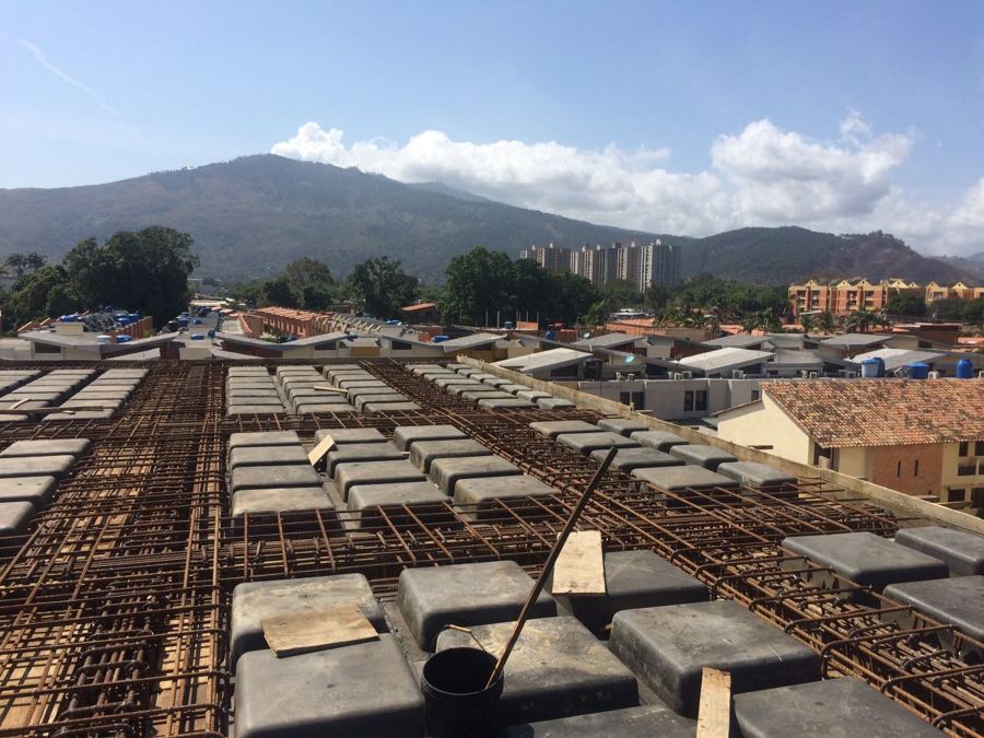 refuerzo metalico en losas nervadas y encofrado de madera