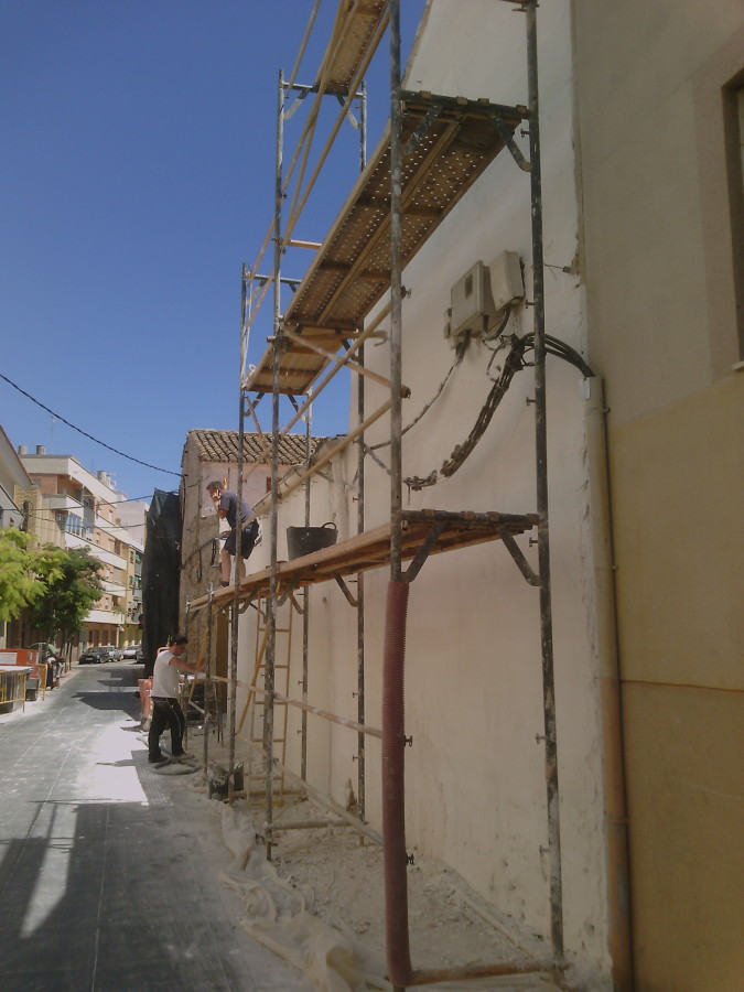 Rehabilitación  de fachada monocapa raspado blanco