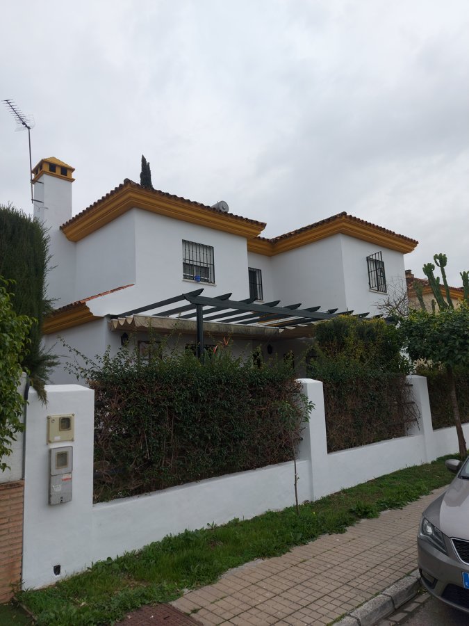 Rehabilitación  de fachada y pintado  a dos manos de color blanco y mocheta de color albero.