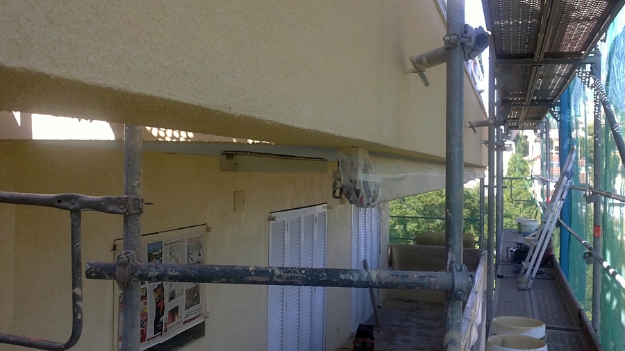 Rehabilitación de fachadas en Segur de Calafell, C/Pinar, 10