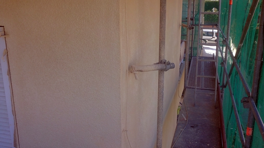 Rehabilitación de fachadas en Segur de Calafell, C/Pinar, 10