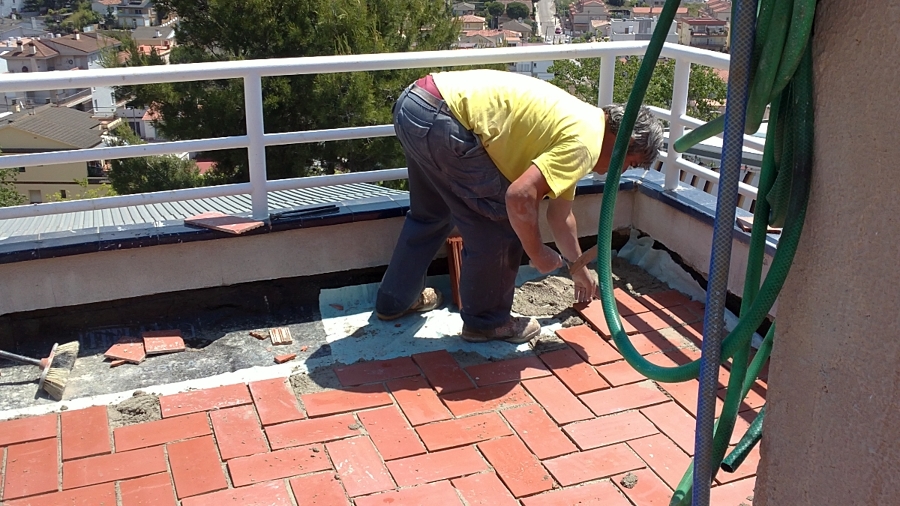 Rehabilitación de fachadas en Segur de Calafell, C/Pinar, 10