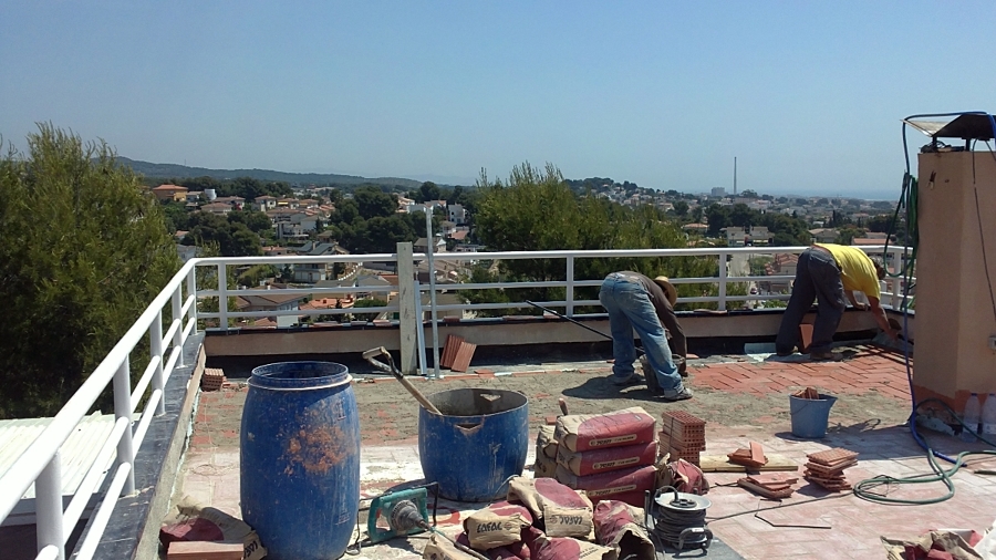 Rehabilitación de fachadas en Segur de Calafell, C/Pinar, 10