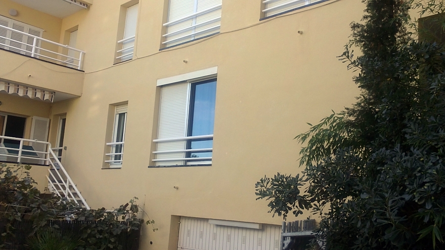 Rehabilitación de fachadas en Segur de Calafell, C/Pinar, 10