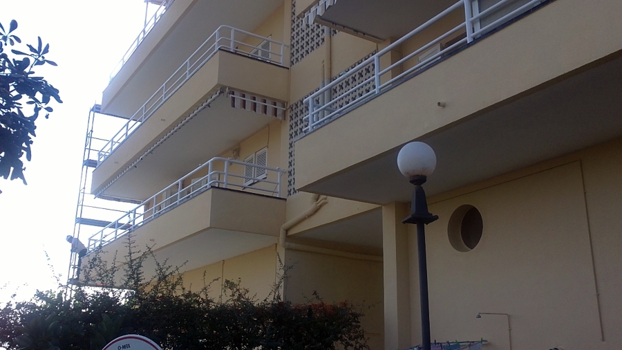 Rehabilitación de fachadas en Segur de Calafell, C/Pinar, 10