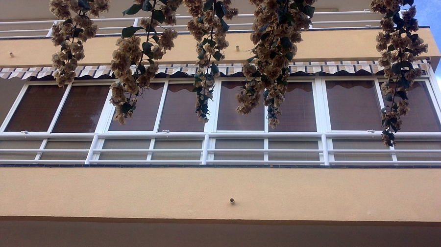 Rehabilitación de fachadas en Segur de Calafell, C/Pinar, 10