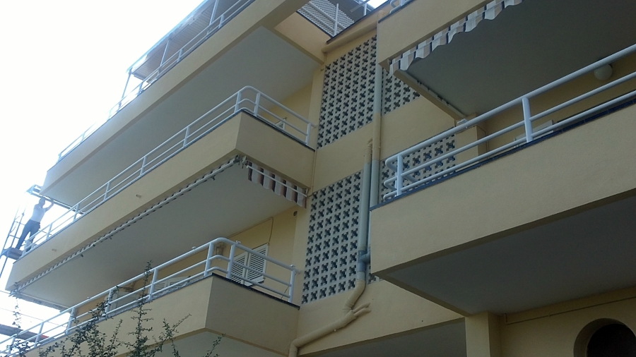 Rehabilitación de fachadas en Segur de Calafell, C/Pinar, 10