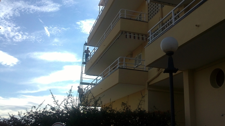 Rehabilitación de fachadas en Segur de Calafell, C/Pinar, 10