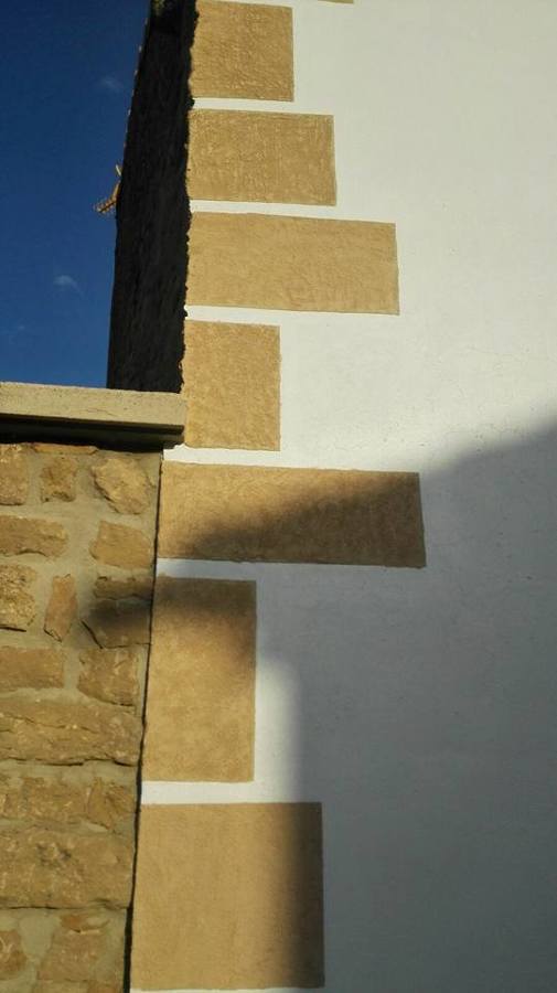 Rehabilitación de la fachada efecto piedra.