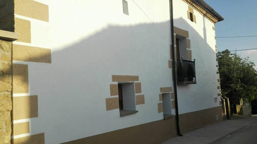 Rehabilitación de la fachada efecto piedra.