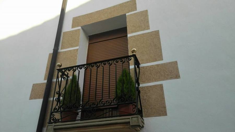 Rehabilitación de la fachada efecto piedra.