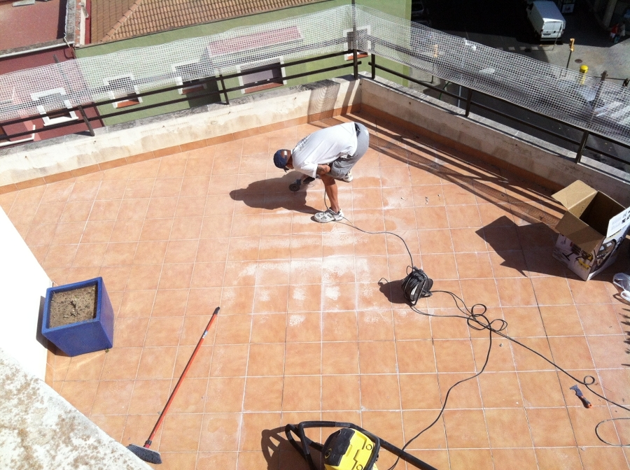 REHABILITACION DE TERRAZA CON MATERIAL IMPERMEABLE TRANSPARENTE Y TRANSITABLE