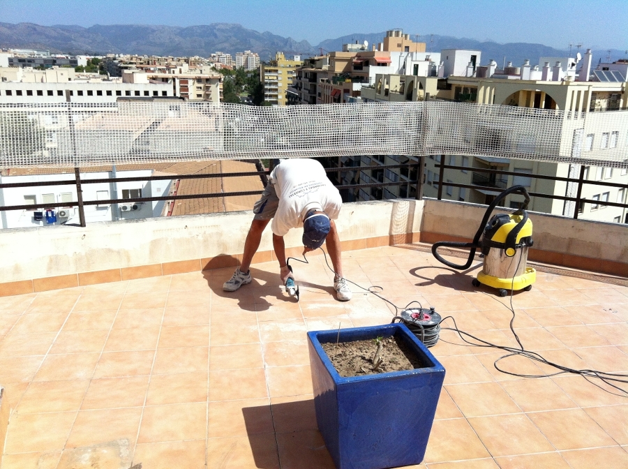 REHABILITACION DE TERRAZA CON MATERIAL IMPERMEABLE TRANSPARENTE Y TRANSITABLE