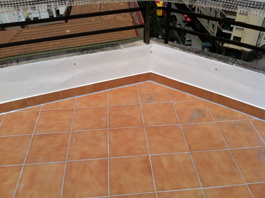 REHABILITACION DE TERRAZA CON MATERIAL IMPERMEABLE TRANSPARENTE Y TRANSITABLE