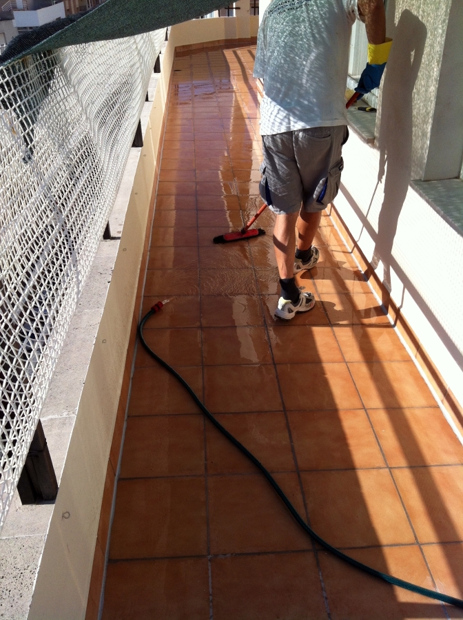 REHABILITACION DE TERRAZA CON MATERIAL IMPERMEABLE TRANSPARENTE Y TRANSITABLE