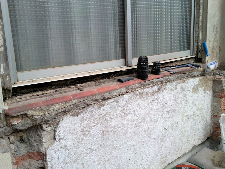 Rehabilitación de terrazas en pisos primero, fachada posterior de edificio plurifamiliar.