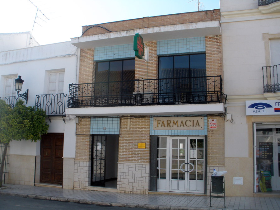 Rehabilitación de vivienda y local para Farmacia
