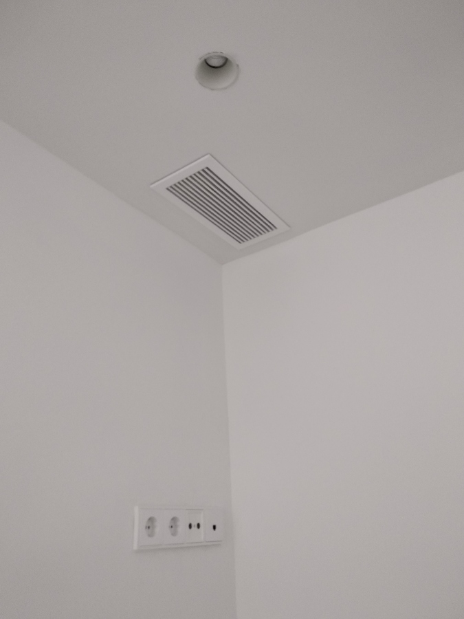 Reixa i punt de llum encastat.