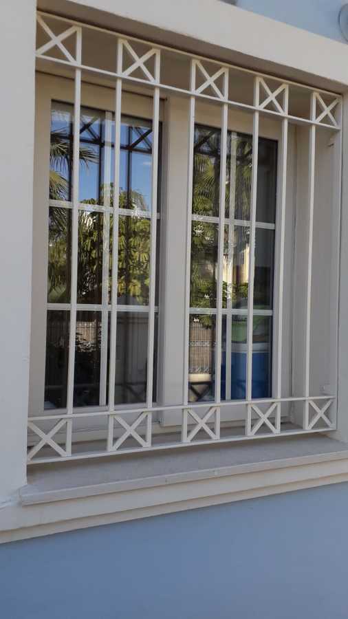 Reja colocada y pintada color final.