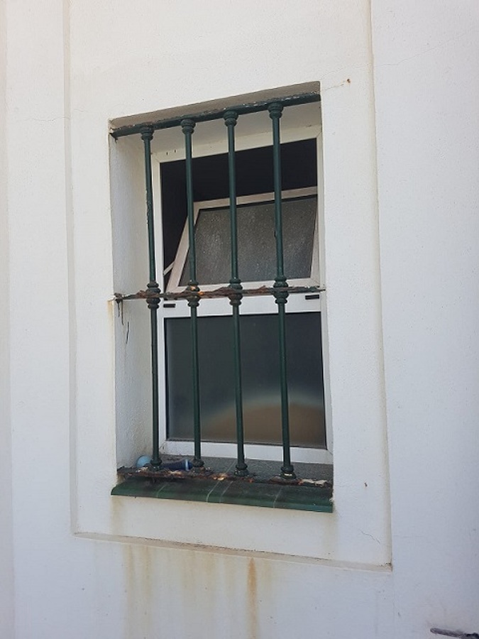 Reja corroida por el paso del tiempo.