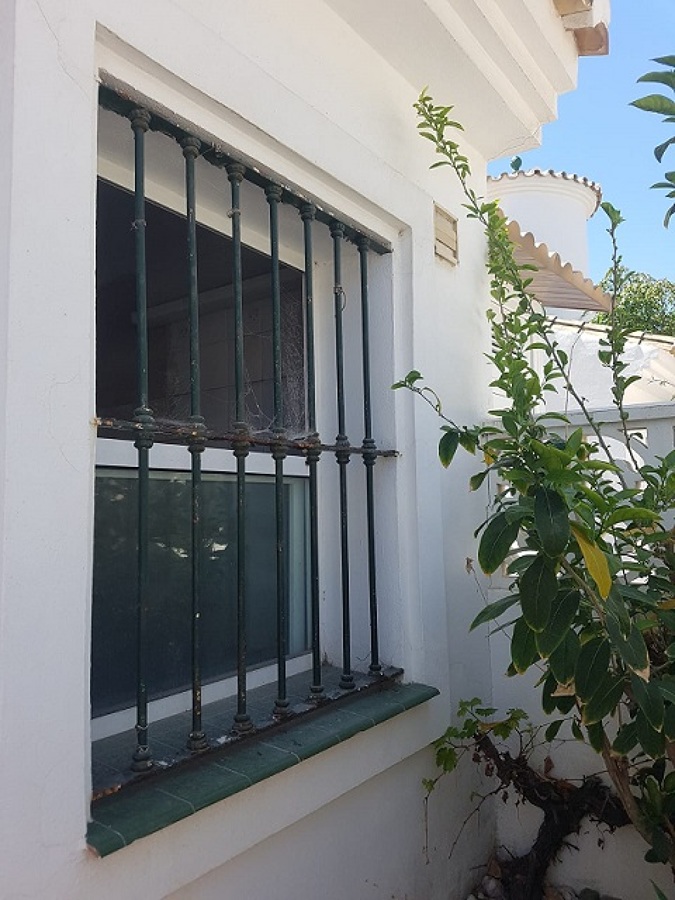 Reja corroida por el paso del tiempo.