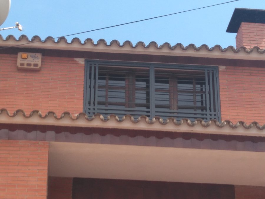 Reja de dos hojas batientes